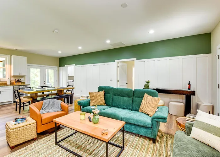 1 Mi To Lake Hartwell: Updated Retreat W/ Patio!