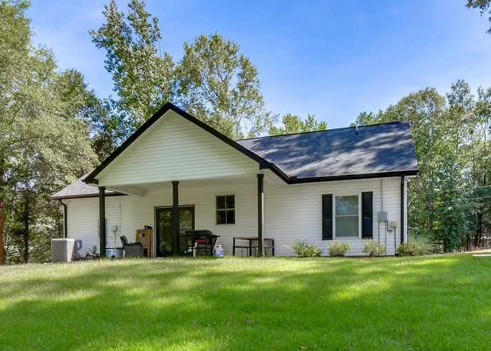 1 Mi To Lake Hartwell: Updated Retreat W/ Patio!